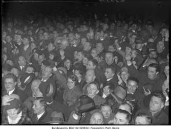 Menschenmenge vor der Reichskanzlei in Berlin, 30. Januar 1933