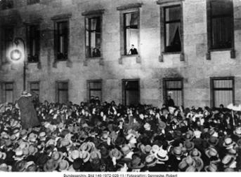 Begeisterte Berliner Bevölkerung am Abend des 30. Januar 1933