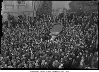 Adolf Hitler verlässt die Reichskanzlei in Berlin, 30. Januar 1933