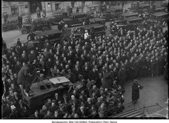 Wartende Menschen und Pressefotografen sowie Kameramann vor dem Hotel "Kaiserhof" in Berlin, 30. Januar 1933