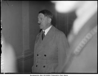 Adolf Hitler verlässt das Hotel Kaiserhof in Berlin, 30. Januar 1933