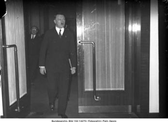 Adolf Hitler betritt die Reichskanzlei in Berlin, 30. Januar 1933