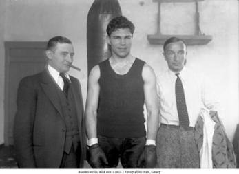 Max Schmeling mit seinem Trainer Max Machon und seinem Manager Joe Jacobs, Juni 1930