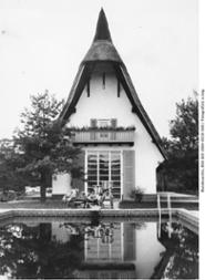 Originaltitel: „Auf dem Landsitz des Exweltmeisters Max Schmeling in Saarow, davor das schöne Schwimmbassin“, ca. 1930/1938