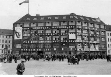 Menschenansammlung vor dem Karl-Liebknecht-Haus, 14. September 1930