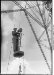 Ein Kameramann filmt in luftiger Höhe, ca. 1925.