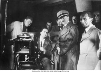 Reichskanzler Adolf Hitler und Reichspropagandaminister Josef Goebbels bei einer Besichtigung des Neubabelsberger Ateliers der Ufa.