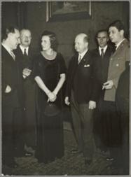 Die Filmregisseurin Leni Riefenstahl mit u.a. dem Präsidenten der Reichsfilmkammer Prof. Dr. Oswald Lehnich bei der Veranstaltung zu „40 Jahre deutsche Kinotechnik“.