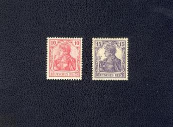 Briefmarken der Germania-Reihe, hier v.l. Michel-Nr. 71 (10 [Pfg.], 1902) und Nr. 101 (15 [Pfg.], 1917).