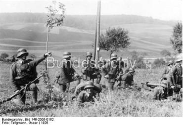 Reichswehr-Soldaten im Manöver, 1926