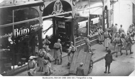 Französische Soldaten vor einem beschlagnahmten Geschäft für Büroartikel in Dortmund (Westenhellweg), 1923