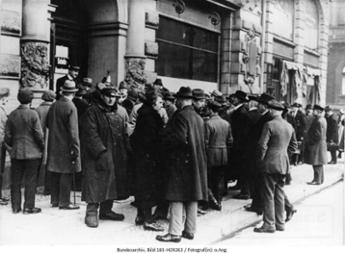 Anstehen vor einer Ausgabestelle von Rentenmarknoten in Berlin, Nov. 1923