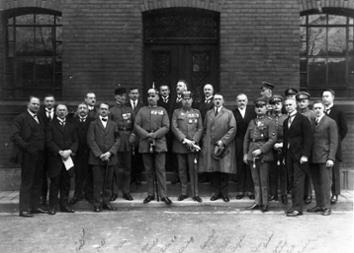 München.- Adolf Hitler mit den Mitangeklagten beim sogenannten Hitlerprozess.