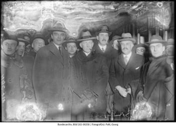 Von der Reparationskommission eingesetzte Sachverständige (in der Mitte mit Pfeife Charles Dawes), Januar 1924