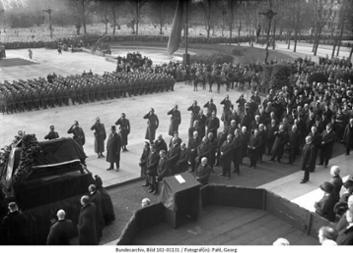 Staatsakt für Friedrich Ebert vor dem Reichstag in Berlin, Leichenwagen mit Sarg und Trauerzug, Ehrenkompanie der Reichswehr auf dem Platz vor dem Reichstag, März 1925