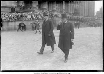 Amtseinführung von Paul von Hindenburg als Reichspräsident.- Hindenburg und Reichskanzler Luther vor dem Reichstag, 12. Mai 1925