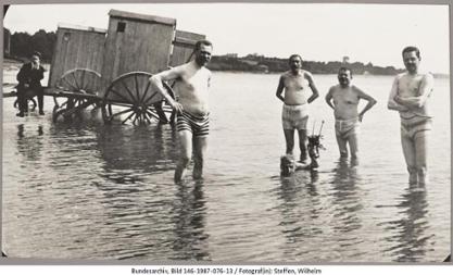 Mitglieder des Vorstands des Konsum-, Bau- und Sparvereins "Produktion" und Friedrich Ebert beim Baden in Haffkrug, 16. Juli 1919