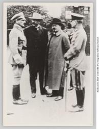 Reichspräsident Friedrich Ebert und Reichswehrminister Gustav Noske bei der Übernahme des Bayerischen Heeres in die Reichswehr im Hof der Marsfeldkaserne in München, 25. August 1919
