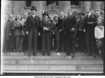 Verfassungsfeier in Berlin am 11. August 1923: Reichspräsident Friedrich Ebert (1), Reichskanzler Cuno (2), Reichswehrminister Gessler (3) und andere auf der Freitreppe des Reichstagsgebäudes