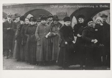 Wahlen zur Deutschen Nationalversammlung. Frauen vor einem Wahllokal in Berlin, 19. Januar 1919