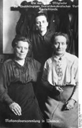 Nationalversammlung in Weimar 1919: Frauen der USPD. Links: Luise Zietz