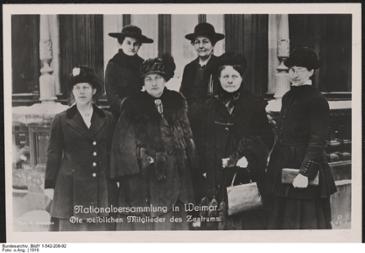 Die weiblichen Mitglieder der Deutschen Zentrumspartei in der Nationalversammlung in Weimar, 1919