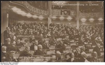 Blick in das Nationaltheater in Weimar und auf die Abgeordneten der Nationalversammlung, 1919