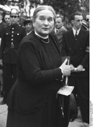 Christine Teusch, Kultusministerin Nordrhein-Westfalens, auf dem Weg zur konstituierenden Sitzung des Bundesrates, 7. September 1949