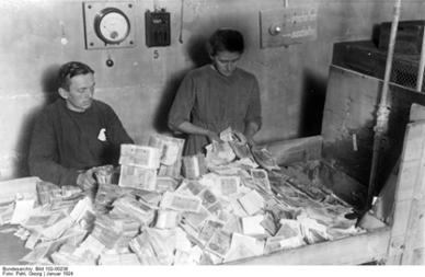 Vernichtung von wertlosem Papiergeld nach Einführung der Rentenmark, Januar 1924