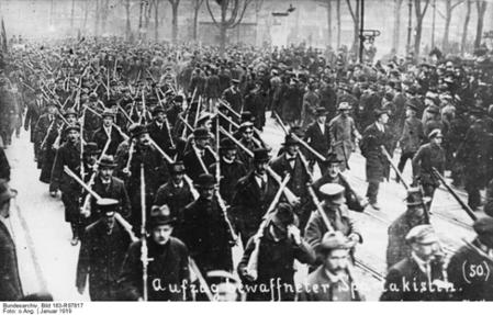 Demonstration bewaffneter Berliner Arbeiter gegen die Entlassung des Polizeipräsidenten Emil Eichhorn, Januar 1919