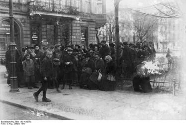 Warteschlange vor einer Mehlverkausstelle in der Dresdner Straße, März 1919
