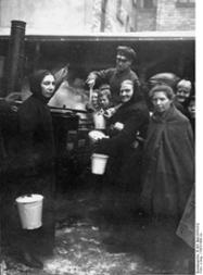 Essenausgabe an Bedürftige in Halle an der Saale, ca. 1923/1928