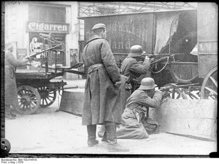 Straßenkämpfe in Berlin.- Regierungstruppen in Stellung hinter Barrikade aus Wagen, Jan. 1919