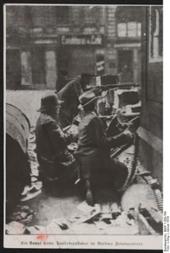 Straßenkämpfe in Berlin (hinter einer Barrikade in Stellung gegangene bewaffnete Arbeiter), Jan. 1919