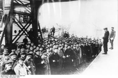 Revolutionäre Matrosen und Mannschaften der Hafensicherungstruppen in Hamburg, November 1918
