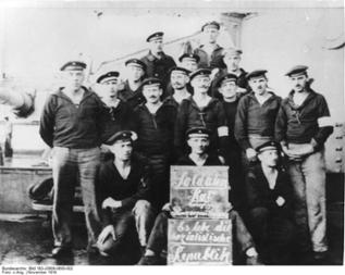 Matrosen vom Linienschiff "Prinzregent Luitpold" an Deck des Schiffes mit Tafel "Soldatenrat Kriegsschiff Prinzregent Luitpold. Es lebe die sozialistische Republik", Nov. 1918