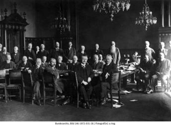 Mitglieder des Hauptausschusses des Deutschen Reichstages bei einer Ausschusssitzung, 1918