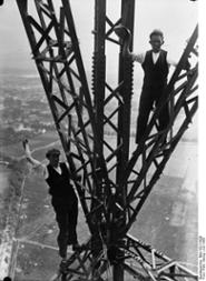 Bau des größten Funkturms Deutschlands im Auftrage der Reichspost in Königswusterhausen bei Berlin im Juli 1925