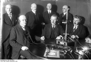 Der Reichskanzler Wilhelm Marx hält im Dezember 1923 erstmals eine Weihnachtsansprache im Radio. Von links nach rechts: Reichskanzler Dr. Marx, Minister Scholz, Reichstagsabgeordneter Erkelenz und Abgeordneter Fischer