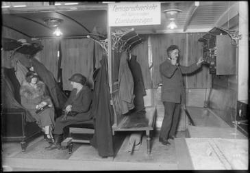  Berlin-Westend, Kaiserdamm.- Eöffnung der "Großen Deutschen Funkausstellung" im "Haus der Funkindustrie", Nachbau eines Eisenbahnwaggons mit Telefon, 4. Dezember 1924