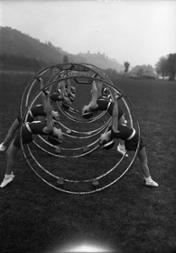 Würzburger Schulmädchen bei gymnastischen Übungen am Rhönrad, 1930 (Originalbildtitel)