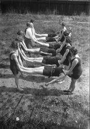 Studentinnen beim Ausführen der Wage, welche den Körper dehnen und geschmeidig machen soll. (Originalbilddtitel), Mai 1929