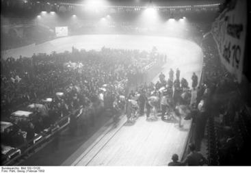  Der Start zum 27. Berliner Sechstagerennen! Blick in den Sportpalast kurz vor dem Start, 1932 (Originalbildtitel)