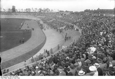 Blick von der Zuschauertribüne ins Fußballstadion, 1924