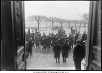 Eintritt Deutschlands in den Völkerbund: Pressevertreter und Fotografen warten vor dem Eingang des Hotels "Metropol" in Genf auf die deutsche Delegation, März 1926