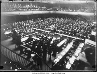 Blick in den Völkerbundsaal von der Rednertribüne aus während der Schluss-Sitzung,  März 1926