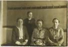 Weibliche Mitglieder der Weimarer Nationalversammlung, v.l.n.r.: Marie Juchacz, Wilhelmine Kähler (stehend), Elisabeth Röhl, Klara Bohm Schuch (Clara Schuch)