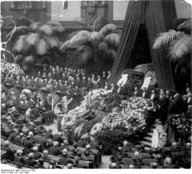 Staatsakt für Außenminister Walther Rathenau (Aufbahrung des Sargs im Reichstag vor der Beisetzung ) [ 27. Juni 1922]
