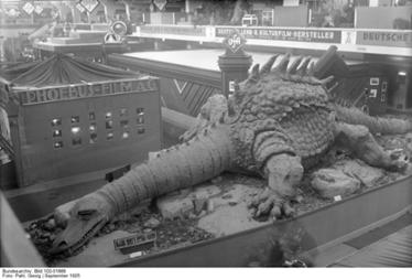Die Kino- und Photoausstellung (Kipho) fand vom 25. September bis 4. Oktober 1925 am Berliner Funkturm statt. Im Vordergrund die Kulisse zum Film "Die Nibelungen" von Fritz Lang.