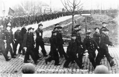 Wilhelmshaven.- Kolonne von Matrosen auf dem Marsch / Weg zu einer Matrosendemonstration, 10. November 1918